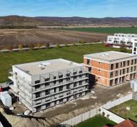 Ein Blick auf die Bauarbeiten einer 3-Zimmer-Wohnung in der Dúhová-Straße in Slovenský Grob.