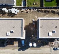 Luftaufnahme von der Konstruktion zweier Gebäude in der Dúhová-Straße in Slovenský Grob.