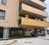 Wohnhaus mit Parkplätzen in der Sadová-Straße in Senica.