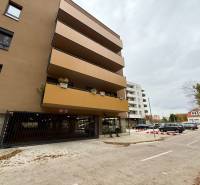 Wohnhaus in der Sadová-Straße in Senica mit Parkgaragen.