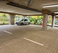 Geräumiges Parken in den Garagen in der Sadová-Straße in Senica mit Auto und Säulen.