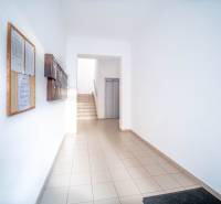 Eingang eines Wohnhauses mit Briefkästen und Aufzug, geeignet für eine 2-Zimmer-Wohnung.