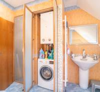 Badezimmer in einer 2-Zimmer-Wohnung mit Waschmaschine, Gasheizung und Waschbecken.