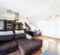 Wohnzimmer mit Küchenzeile, Sofa und Holzboden, 2-Zimmer-Wohnung.