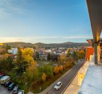 Blick von der Vajanského-Straße in Modra auf die umliegende Landschaft und Wohnbebauung.