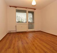 Ein Zimmer in einer 3-Zimmer-Wohnung mit einem Holzboden, der Raum ist leer.