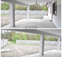 Die Terrasse des Einfamilienhauses in Závod mit Blick auf das eingezäunte Grundstück und das Grün.