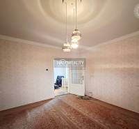 Ein Zimmer in einem Einfamilienhaus mit Teppichboden und Hängelampe.