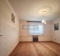 Wohnzimmer in einem Einfamilienhaus mit Teppich, Tapeten und Wandbildern.