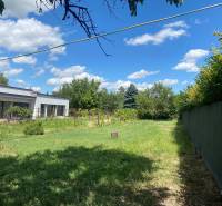 Garten mit Rasen und modernem Gebäude in der Lage Bratislava - Podunajské Biskupice, Podunajské Biskupice, Grundstücke - Wohnen.