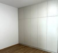 In der 4-Zimmer-Wohnung gibt es einen Einbauschrank und einen Boden mit Holzdekor.