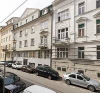 Gunduličova Straße in Bratislava - Altstadt mit geparkten Autos und historischen Gebäuden.