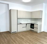 Küche in einer 4-Zimmer-Wohnung mit Holzboden und heller Küchenzeile.