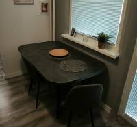 Essbereich in einer 3-Zimmer-Wohnung mit Holzboden und einfacher Einrichtung.