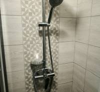 Duschkabine mit modernen Fliesen in einer 3-Zimmer-Wohnung.