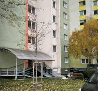 Wohnblock auf der Korytnická Straße, Bratislava - Podunajské Biskupice, umgeben von Grünflächen.