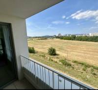 Blick vom Balkon auf die Felder und die Stadt in Bratislava in der Labutia-Straße, Petržalka.