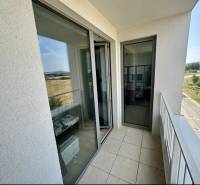 Balkon aus einer 2-Zimmer-Wohnung mit Blick auf die Labutia-Straße in Bratislava - Petržalka.