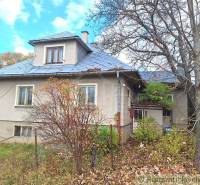 Ein Einfamilienhaus in Liptovské Beharovce, mit einem Blechdach und umgebendem Grün.