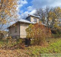 Ein Einfamilienhaus in Liptovské Beharovce, umgeben von bunten Herbstbäumen und Sträuchern.