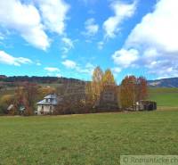 Ein Einfamilienhaus in Liptovské Beharovce, umgeben von herbstlicher Natur und Wiesen.