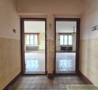 Innenraum eines Einfamilienhauses mit Holzboden-Dekor und zwei Zimmern.