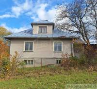 Das Einfamilienhaus in Liptovské Beharovce ist im Herbst von Bäumen und Sträuchern umgeben.