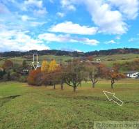Herbst in Liptovské Beharovce mit Einfamilienhäusern zwischen Bäumen und einer farbenfrohen Landschaft.
