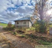 Ein Familienhaus in Liptovské Beharovce, umgeben von Natur, Herbstlaub, Himmel mit Wolken.