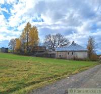 Ein Einfamilienhaus in Liptovské Beharovce mit einem Schilfdach, umgeben von Natur und im ländlichen Stil.