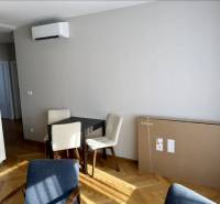 Essbereich mit Tisch, Stühlen und Boden in Holzoptik in einer 3-Zimmer-Wohnung.