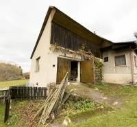 Ein Einfamilienhaus in Sklené in der Sklené Straße mit einem Rasenstück.