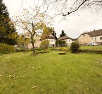 Der Garten beim Einfamilienhaus in Sklené in der Straße Sklené mit Obstbäumen.