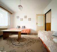 Wohnzimmer in einem Einfamilienhaus mit zwei Sofas und einem Tisch auf dem Teppich.