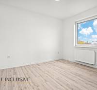 Helles Zimmer mit Holzboden und Fenster in einer 2-Zimmer-Wohnung.