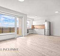 Helles Interieur einer 2-Zimmer-Wohnung mit Küche, verglaster Wand und Boden in Holzoptik.