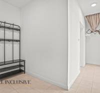 Flur in einer 2-Zimmer-Wohnung mit Wandgarderobe und Fliesenboden.