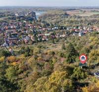 Luftaufnahme der Gärten in Bratislava - Devín auf der Spätna cesta mit der Burg im Hintergrund.