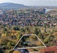 Luftaufnahme der Gärten in Bratislava - Devín auf der Spätna cesta mit sichtbarer Burg.