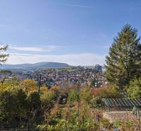Blick auf die Burg Devín und die Alte Burg von den Gärten in Bratislava auf dem Rückweg.