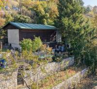 Gärten am Spätnej Weg in Devín, Bratislava, umgeben von Grün und Steinterrassen.