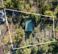 Luftaufnahme der Gärten in Bratislava - Devín, Spätná cesta, umgeben von Bäumen.