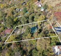 Gärten in Bratislava - Devín auf der Spätna cesta, umgeben von Bäumen und Grün.