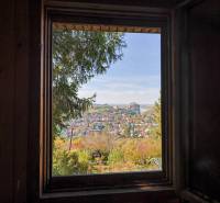 Blick aus dem Fenster auf die Burg Devín, Teil von Bratislava - Devín, Rückweg, Gärten.