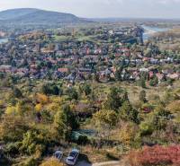 Der Blick von Devín über die Rückreise bietet die Schönheit ländlicher Gärten und einer Burg am Horizont.