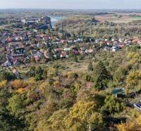 Blick auf die Gärten in Bratislava - Devín auf der Spätná cesta mit der Burg Devín.