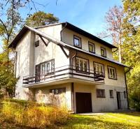 Eine Hütte in der Straße Gazárka in Šaštín-Stráže, umgeben von Wald und Grasbewuchs.