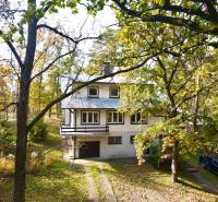 Ein Ferienhaus in der Straße Gazárka, Šaštín-Stráže, umgeben von Bäumen und einem geparkten Auto.