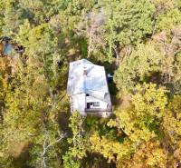 Eine Hütte versteckt im Wald bei Gazárka in Šaštín-Stráže, umgeben von herbstlicher Natur.