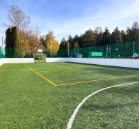 Sportplatz mit Kunstrasen in Šaštín-Stráže bei Gazárka neben der Hütte.